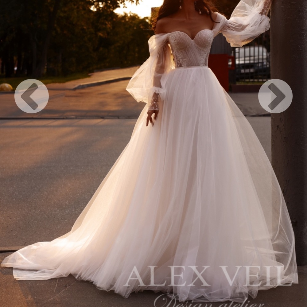Alex Veil Greta Wedding Dress